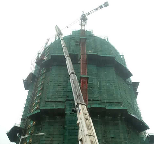 精河吊车在工地上作业